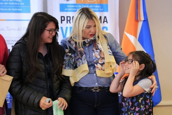 La gobernadora Bertone junto a una niña que recibió sus lentes. 