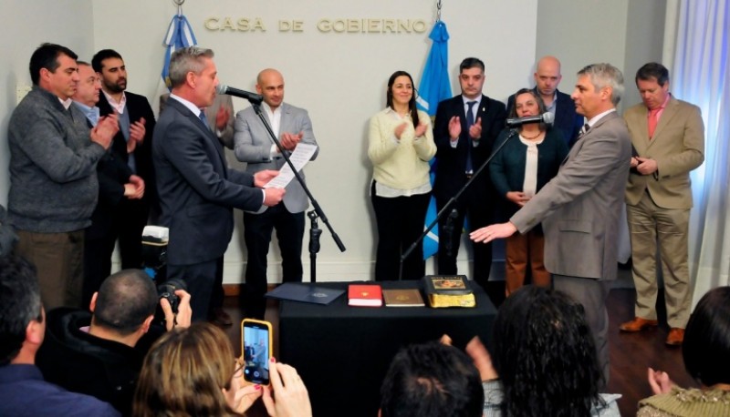 Mariano Arcioni junto al ministro Paulo Cassutti en Casa de Gobierno. 