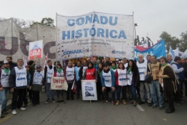 Universitarios al paro por los docentes chubutenses