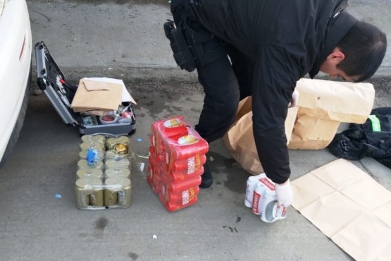 Los policías secuestraron del auto varios packs de cervezas. 