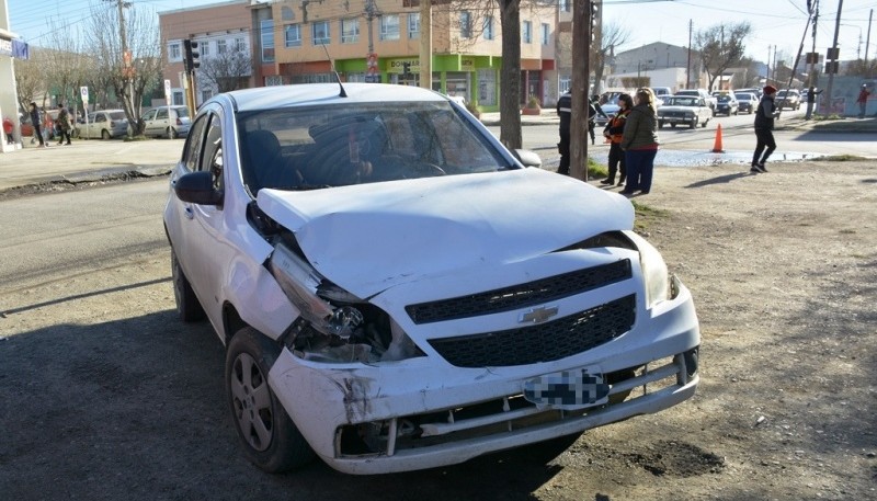 El Chevrolet Agile quedó con importantes daños materiales tras colisionar (Foto: C.Robledo)