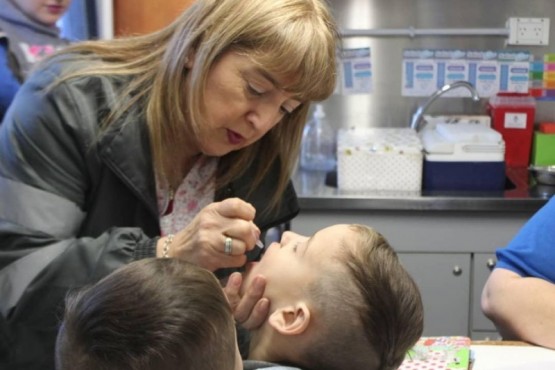 Control realizado por profesional de la salud a un niño. 