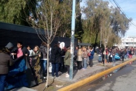 La comunidad educativa pidió por sus sueldos con una fila simbólica al Banco del Chubut