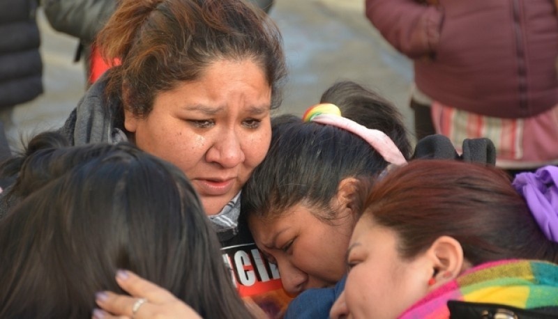 Abrazo entre las hermanas al culminar el juicio por el crimen de Marcela Chocobar. (Foto C.R.)