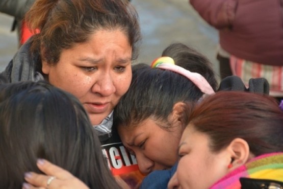 Abrazo entre las hermanas al culminar el juicio por el crimen de Marcela Chocobar. (Foto C.R.)