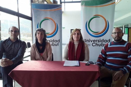 Directivos de la Universidad de Chubut tras el reconocimiento 