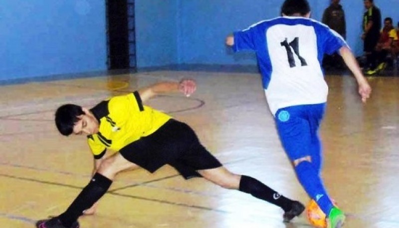 Momento de definiciones en el futsal de liga.