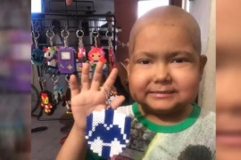 Un nene de cinco años con cáncer hace llaveros para pagar su tratamiento