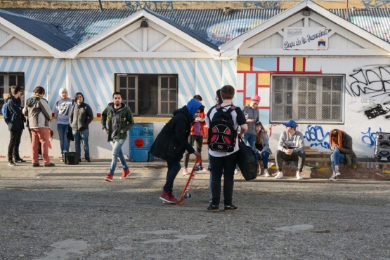 Los chicos se acercan a la Casa de la Juventud.