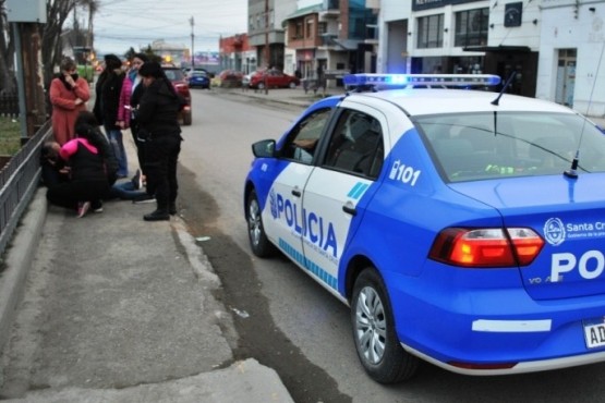 El hombre recibió asistencia por parte de la policía y médicos. 