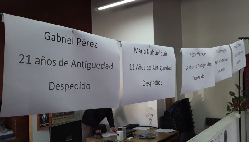 Carteles con los nombres de los despedidos. 