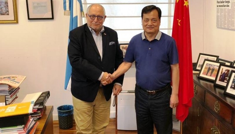 El rector de la NCWU, profesor Liu Wenkai y el embajador Diego Guelar.