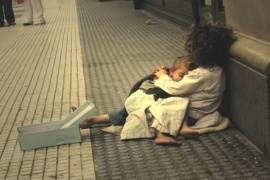 "Hay parejas con niños pequeños durmiendo sobre las veredas"