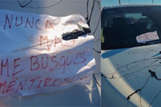 Daño. El automóvil fue pintado en todo su frente y dejaron un mensaje.