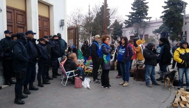 Los estatales apostados y la policía custodia las puertas de la gobernación.