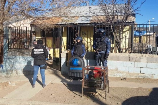 Secuestraron un arma tumbera en una de las viviendas.