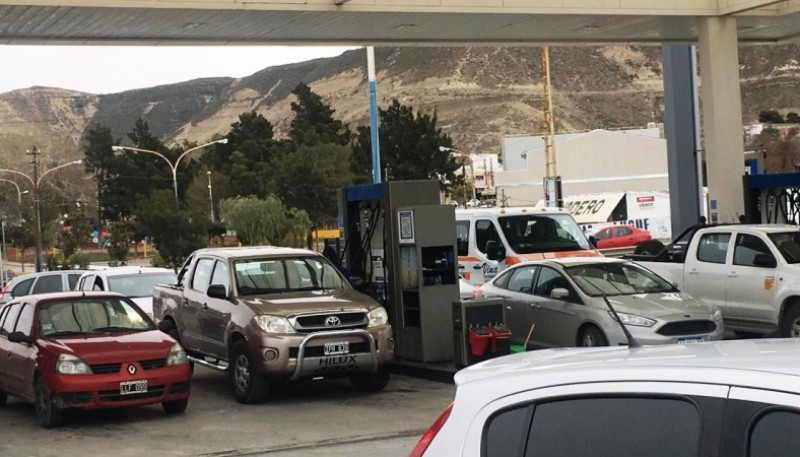 Los autos, por miedo al desabastecimiento, cargan combustible.