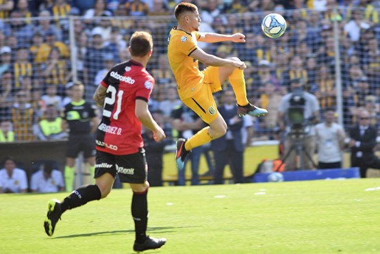 Leonardo Gil volvió a levantar su nivel ante en el clásico rosarino.