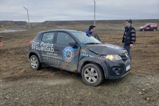 El auto que sufrió el vuelco. 