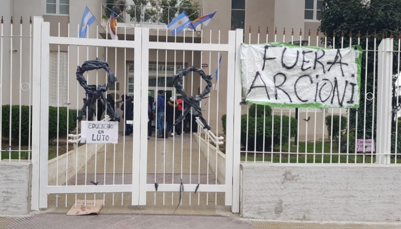 Los docentes piden la salida de Arcioni del Gobierno de Chubut.