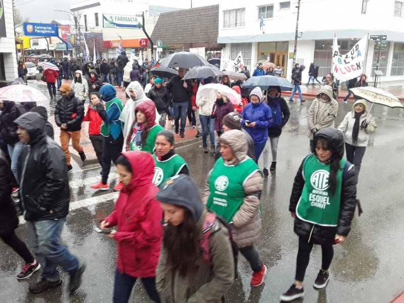 Hubo dos cuadras de movilización en Esquel.