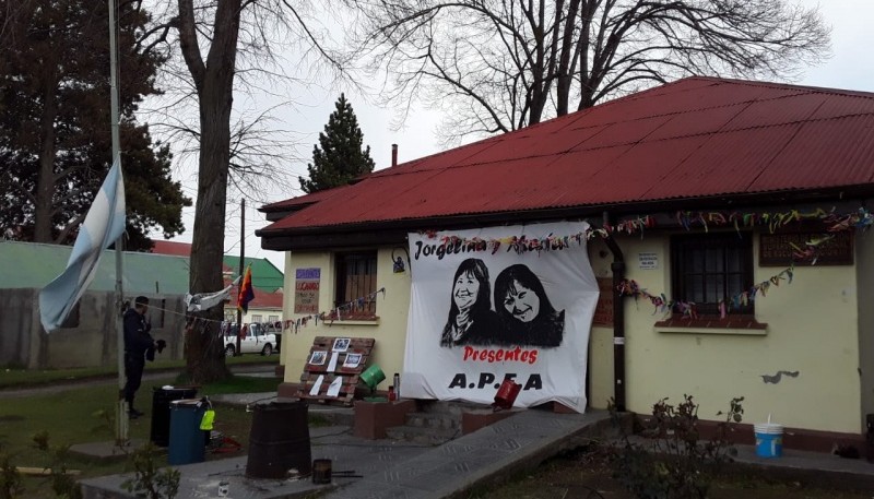 El edificio de supervisión general de las escuelas tomado por estudiantes.