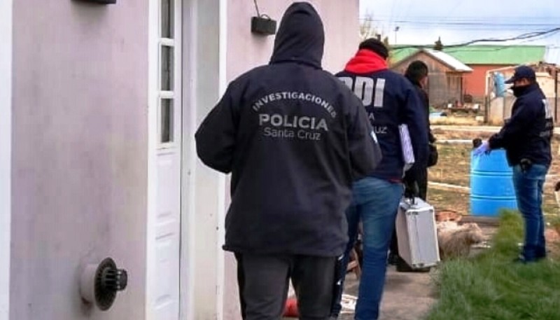 Personal policial buscó elementos de interés para la causa.