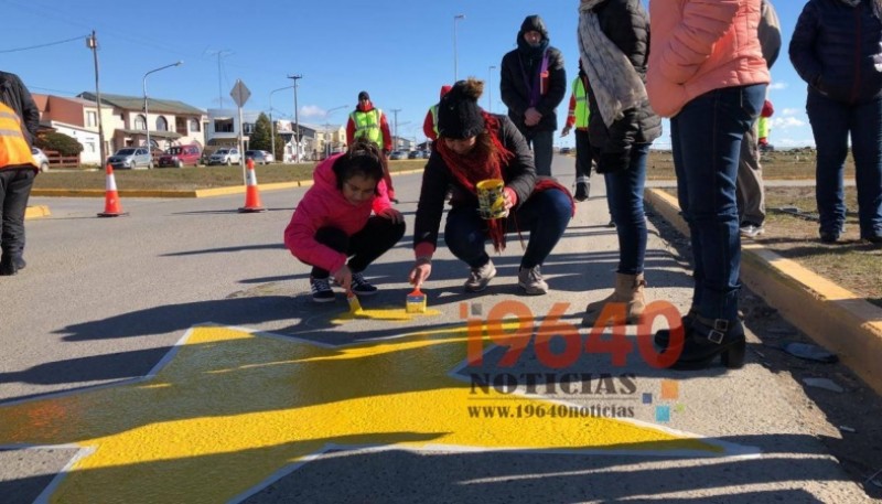 Familia y amigos realizando la pintada de la estrella. 