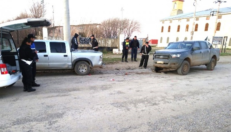 Las camionetas terminaron con importantes daños materiales. 