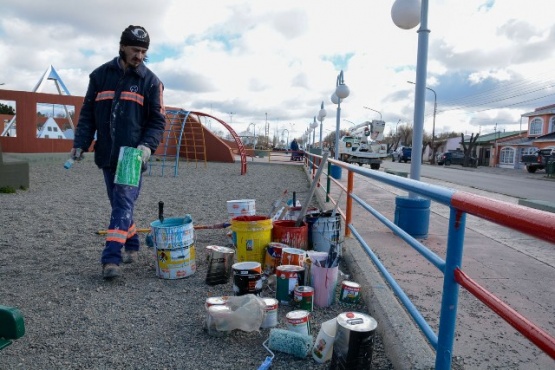 Realizaron mejoras de pintura en las plazas donde pasará el desfile. 