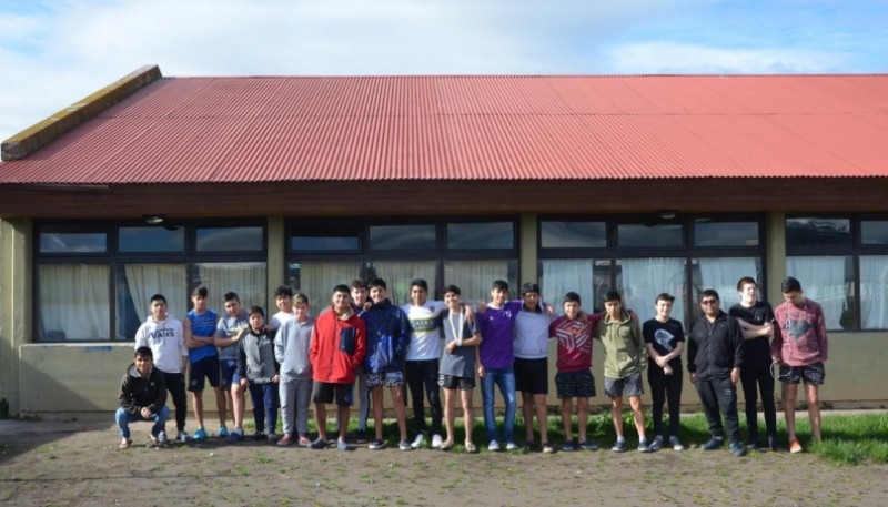 Los chicos posan en el albergue estudiantil.