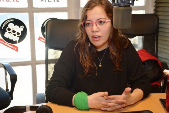 La candidata a concejal del FIT-U, Gabriela Ance, en los estudios de Tiempo FM.  