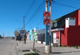 Le piden a Jorge Cruz que quite los carteles en el barrio 499