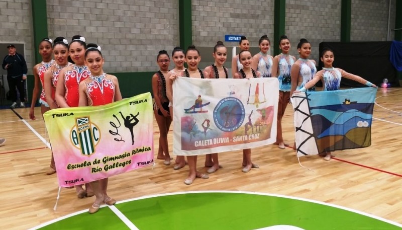 Las chicas ganaron y están felices.