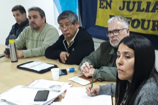 Los concejales reunidos con los padres. 