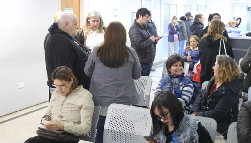 Piloñeta acompañando a los docentes en el Hospital Regional (Foto C.G.)