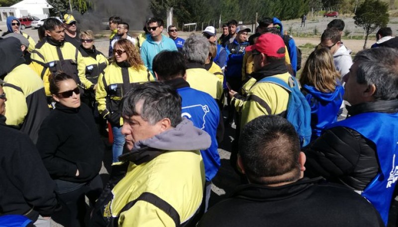 Trabajadores viales cortando la ruta. 