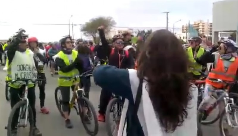 Docentes en bicicleta yendo a la legislatura. 