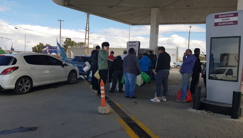 Largas colas de ciudadanos en estaciones de servicio. 