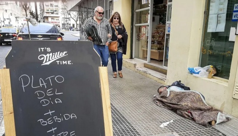 Un indigente durmiendo en la calle. 