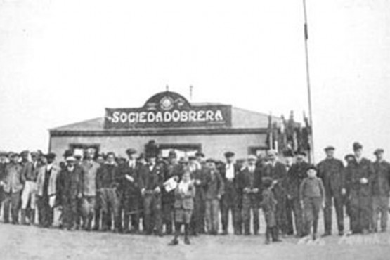 Los huelguistas frente a la Sociedad Rural. 