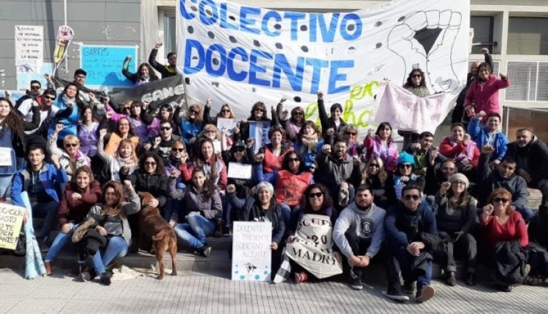 Docentes en asamblea.