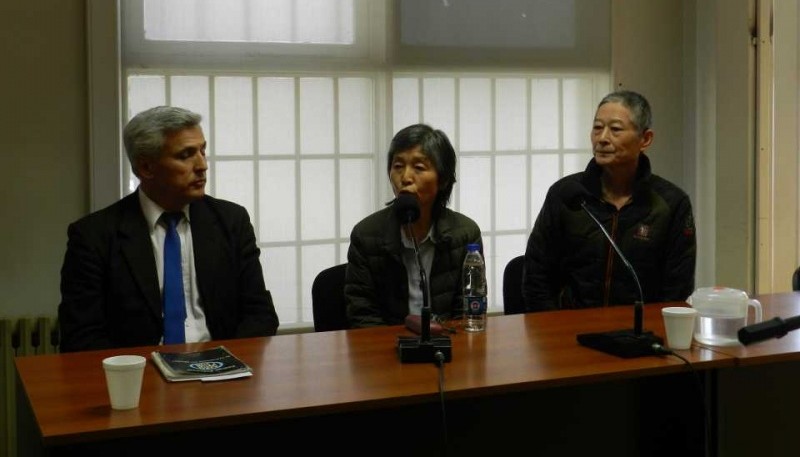 Hwang Doo Jin junto a un traductor y su abogado.