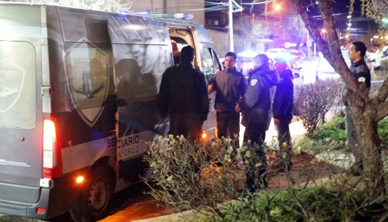 Momento en el que personal del Servicio Penitenciario traslada a Reina. (Foto: C.G.) 