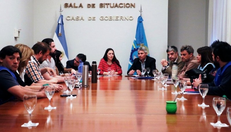 Ayer por la tarde se reunieron en Casa de Gobierno los gremios docentes y autoridades provinciales.