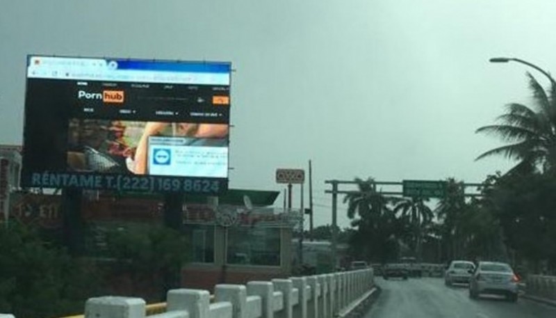 El cartel hackeado con pornografía en la autopista. 