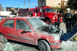 Se incendió un vehículo en plena ciudad