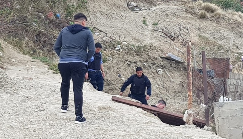 Personal policial frente al cuerpo. 