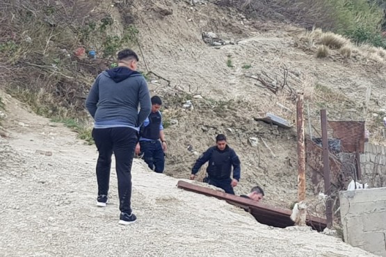 Personal policial frente al cuerpo. 