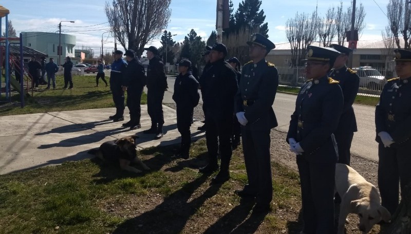 Izamiento en la plaza del barrio APAP. 